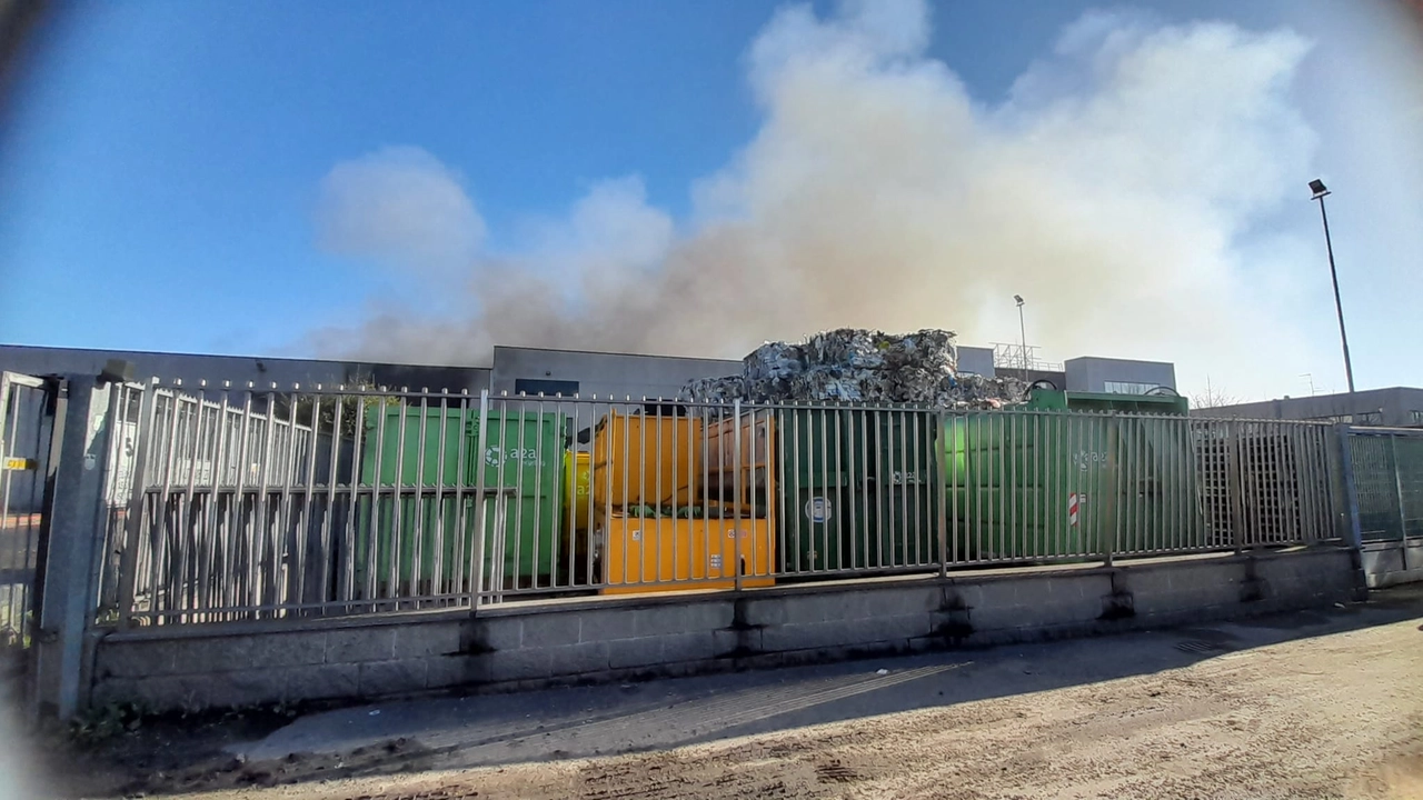 Incendio alla Resmal di Buccinasco, vigili del fuoco in azione