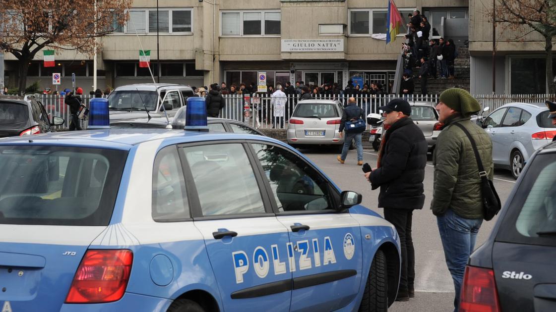 Studente aggredito per aver guardato una ragazzina. Raccolta firme dei genitori: “Serve un presidio di polizia in zona stazione”