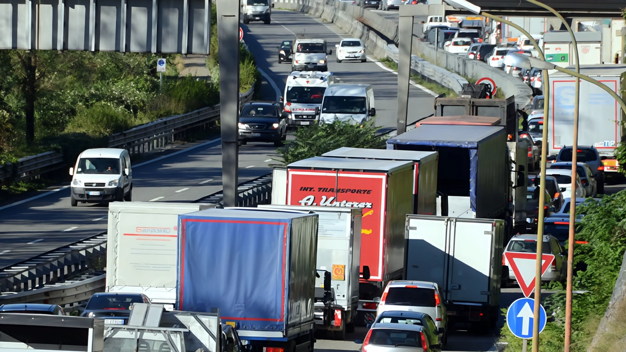 Camion perde il carico: bloccata la superstrada