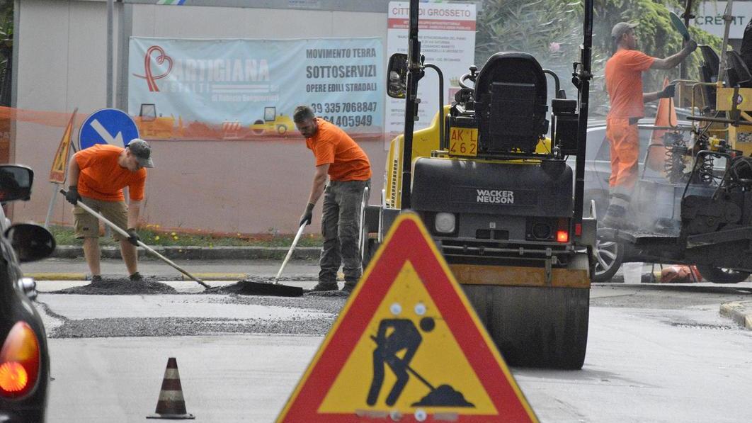 La trappola dei marciapiedi sconnessi. Cadute a raffica, anziana in ospedale