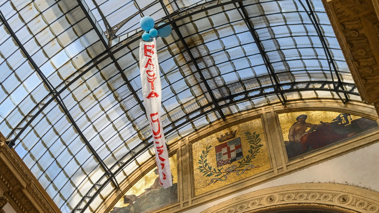 Striscione 'basta guerre' in Galleria Vittorio Emanuele a Milano