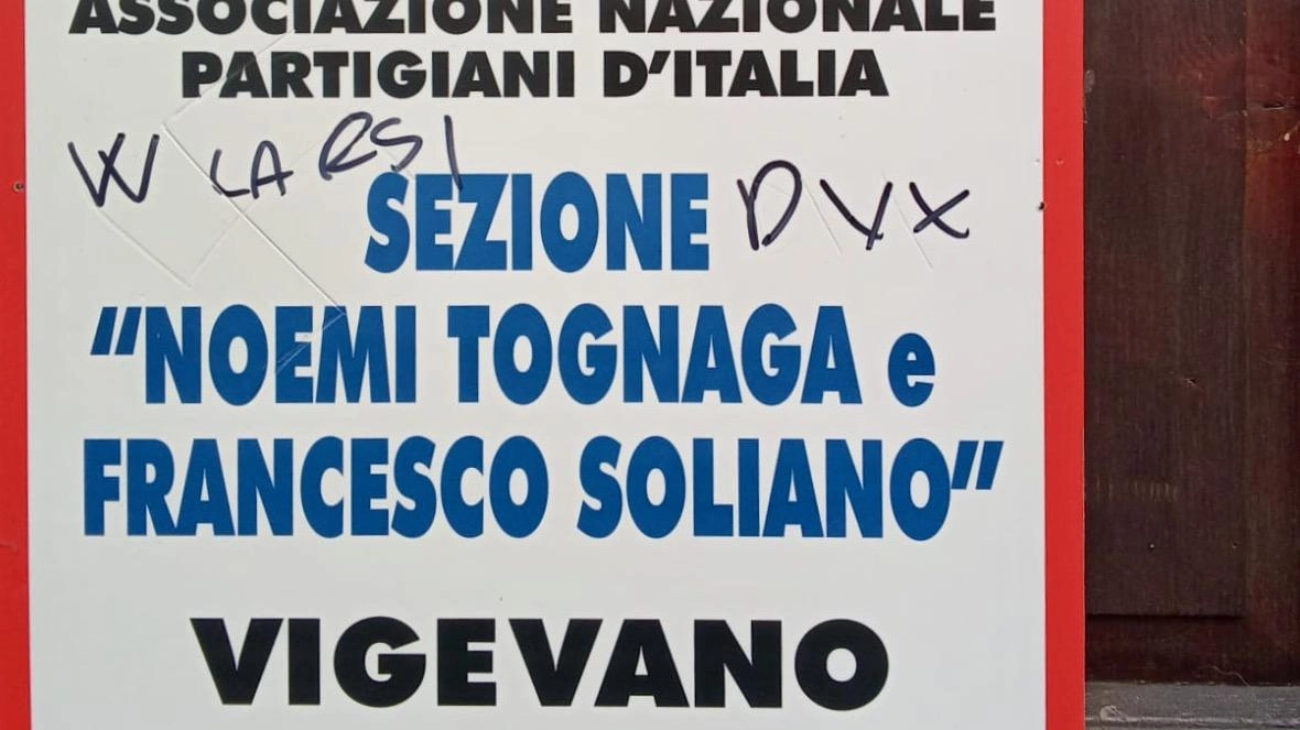 In via Persani una svastica e scritte inneggianti alla repubblica di Salò e al duce "Si attaccano realtà i cui valori dovrebbero essere unanimemente condivisi".