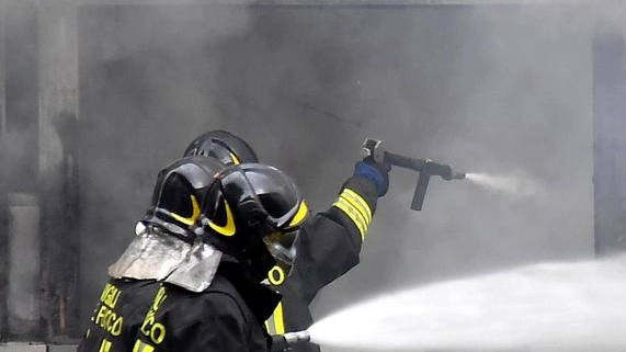 Vigili del fuoco in azione per domare un incendio su un bus (foto di archivio)