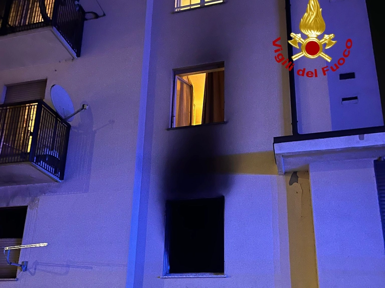 Incendio in un palazzo del Giambellino a Milano (Foto vigili del fuoco)