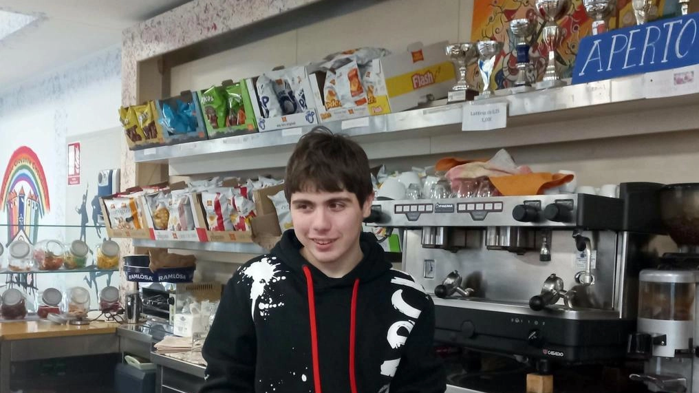 Caffè e chiacchiere con i clienti. Lorenzo, ragazzo autistico serve al bar dell’oratorio