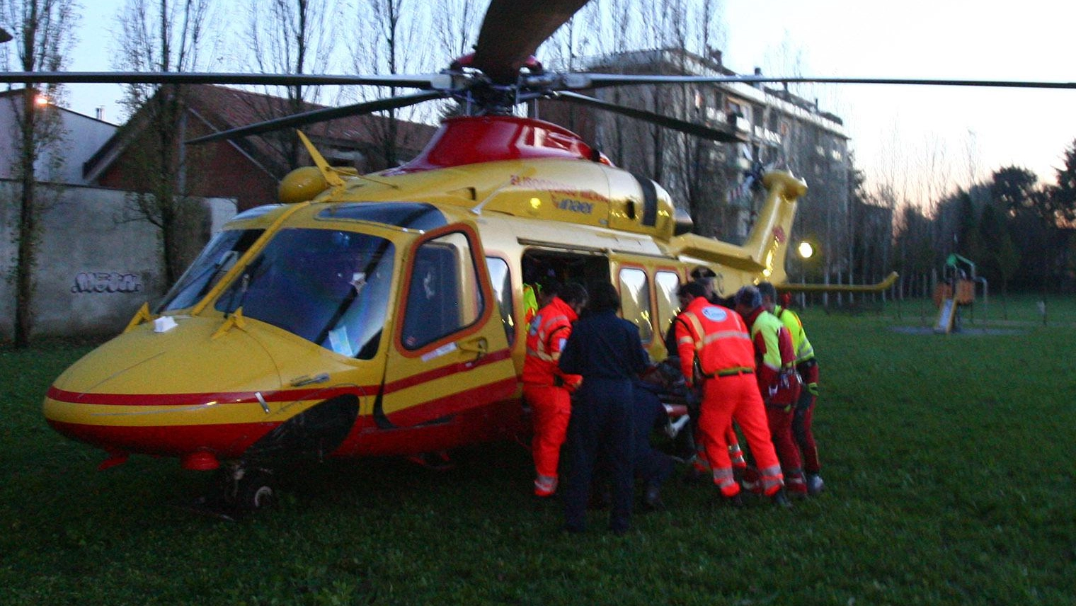 La ragazzina è stata portata all'ospedale di Bergamo in elisoccorso