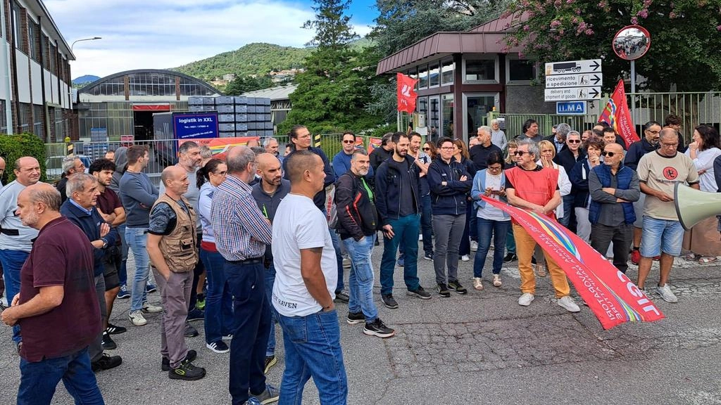 Uno sciopero degli operai che anche ieri si sono riuniti in presidio mentre si svolgeva l’incontro con i curatori