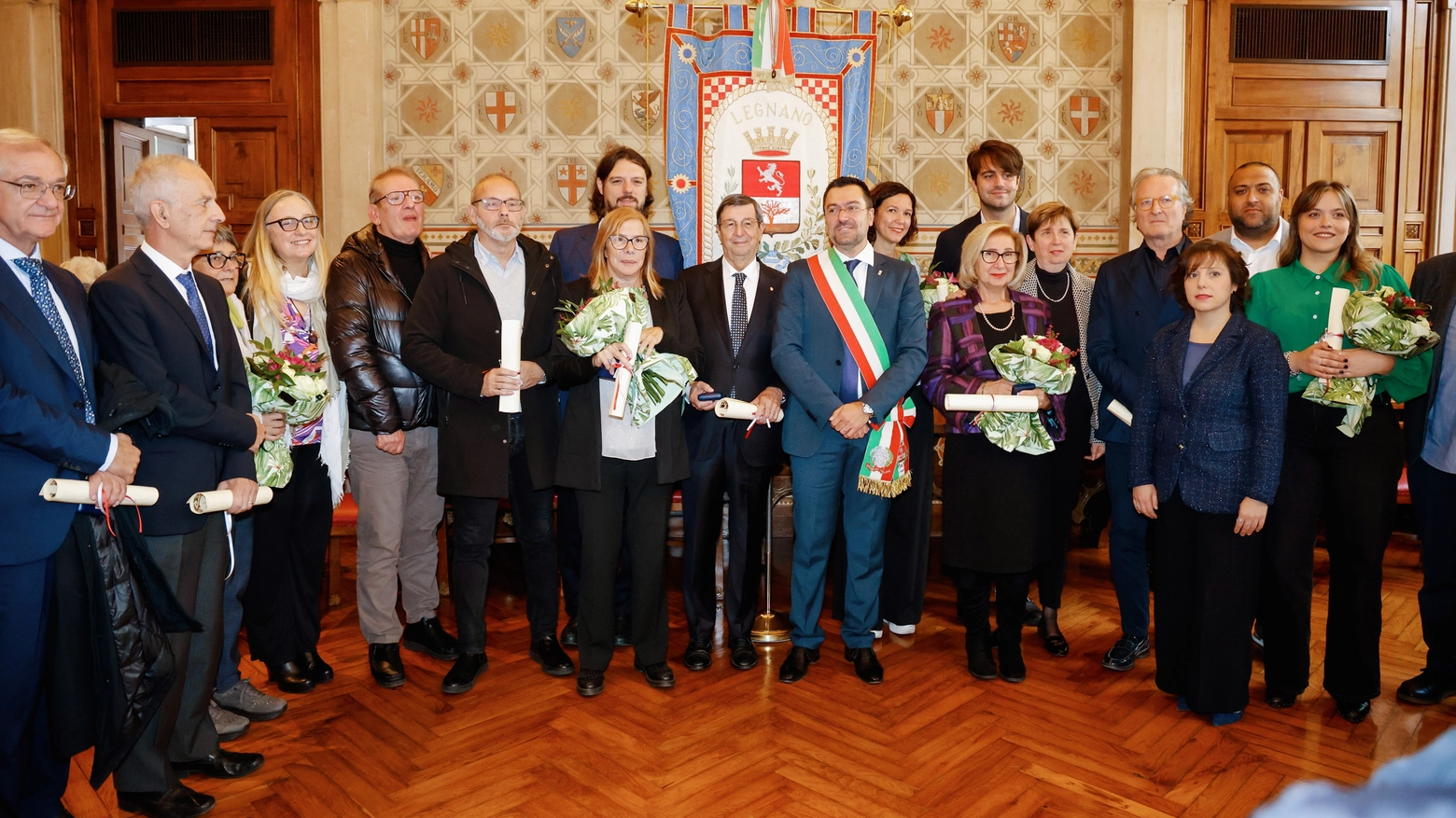 Foto di gruppo dopo la consegna delle undici benemerenze per l’anno 2024