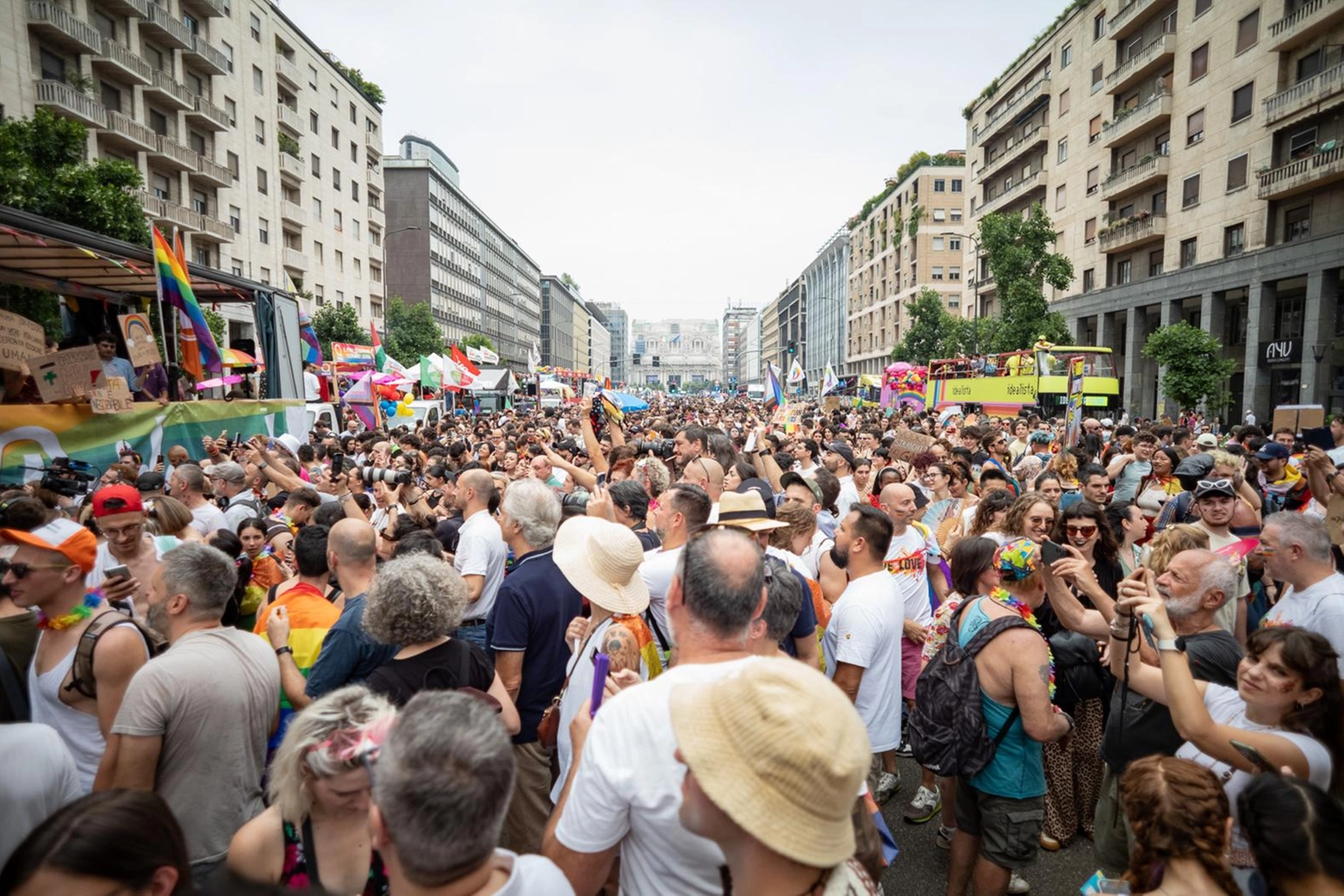 Migliaia di persone al Milano Pride 2024