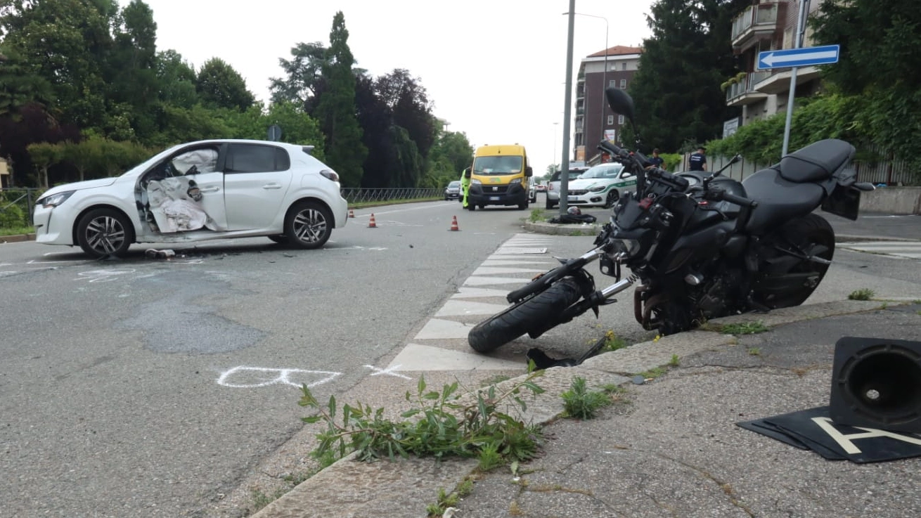 Incidente tra auto e moto in via Padova, a Milano