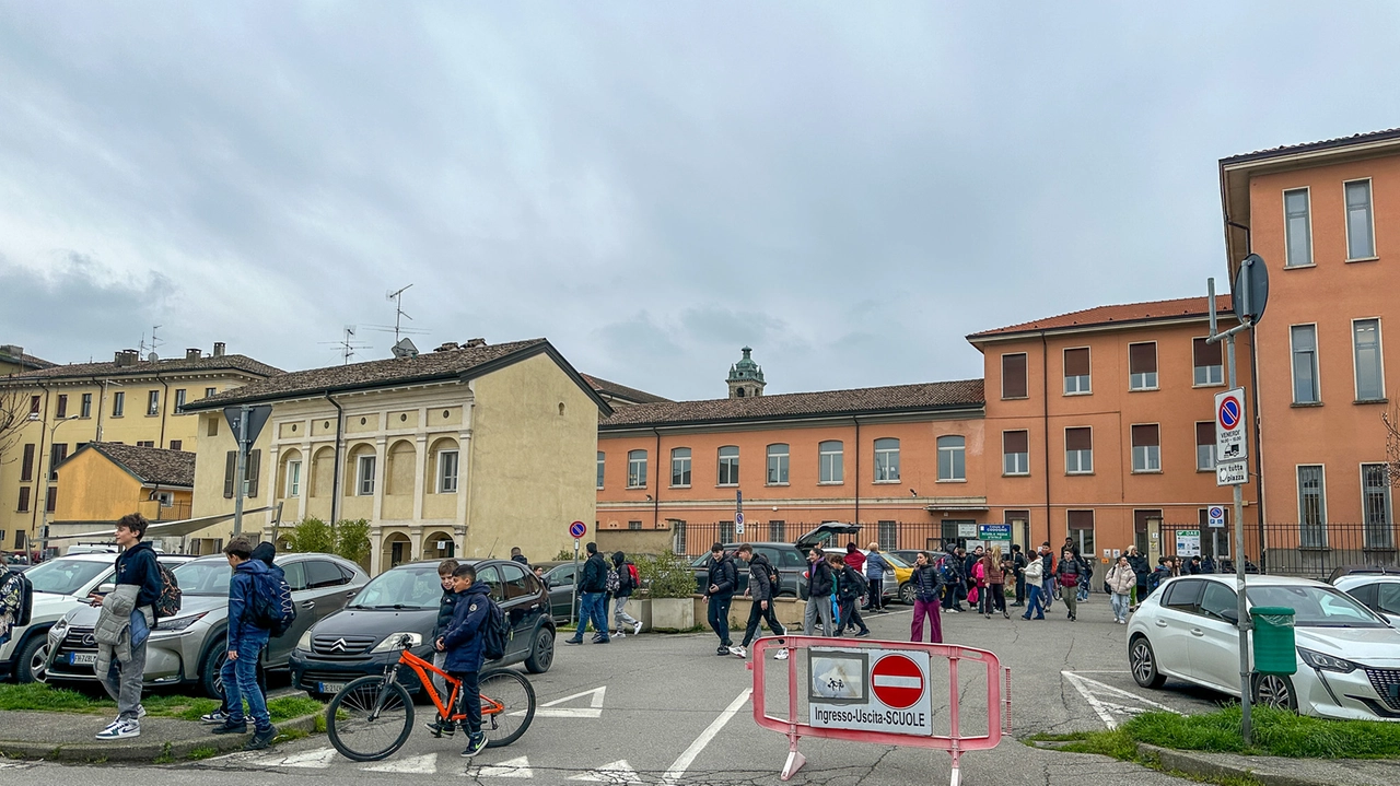 In via Cattaneo nei momenti di entrata e uscita da scuola il traffico va in tilt