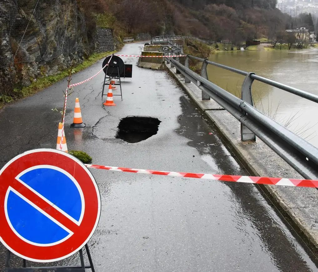 Le piogge aprono voragine. Sos dall’azienda isolata: di questo passo si chiude