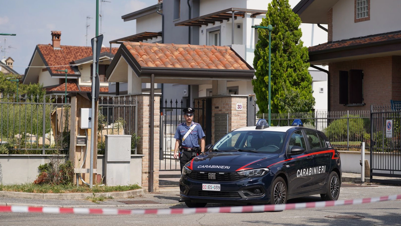 Carabinieri davanti alla villetta della strage, in via Anzio a Paderno