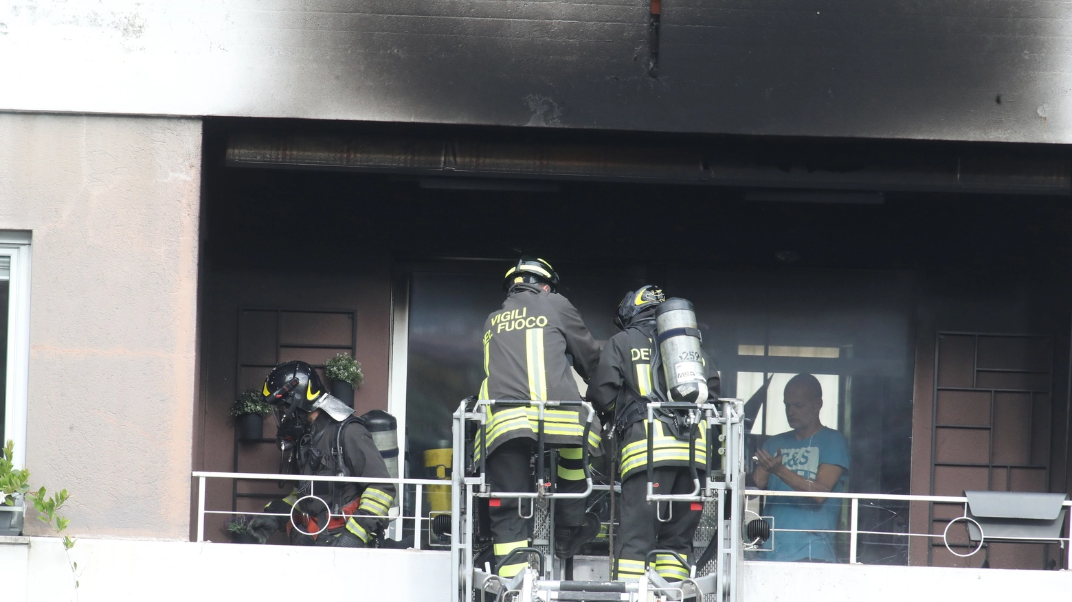 +++INCENDIO APPARTAMENTO AL V* PIANO IN UNA PALAZZINA IN VIA LUNGO MALLERO SUL POSTO VIGILI DEL FUOCO E AMBULANZA DI AREU. NESSUN FERITO+++
 - foto (ANSA/ANP)