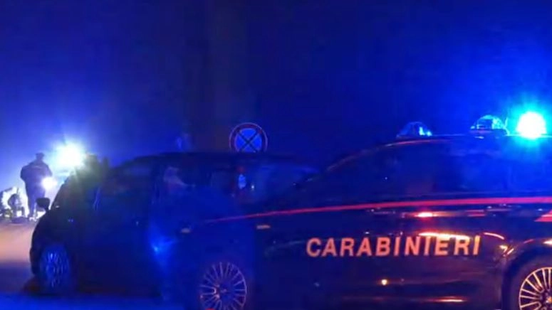 I carabinieri sul luogo del ritrovamento del cadavere a Cisliano (Frame vidoe LocalTeam)