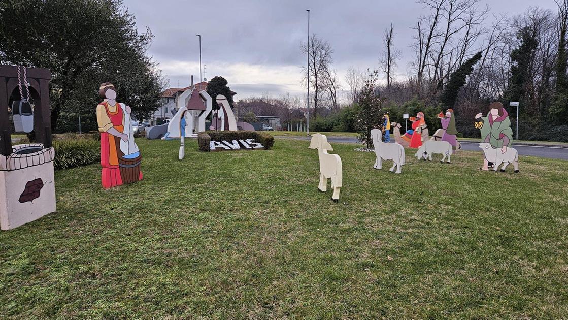 I vandali distruggono il presepe. Riparato dai volontari dell’Avis