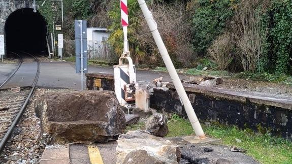 Massi sulla ferrovia a Verceia. Stop alla circolazione dei treni