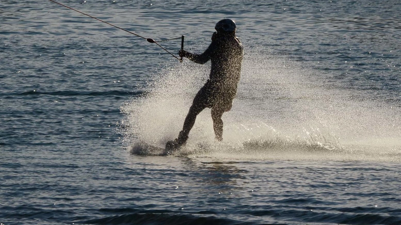 Una donna di 37 anni rischia di annegare dopo un incidente praticando wakeboard a Dello. Soccorsa e trasportata in ospedale in elisoccorso, le sue condizioni sono in fase di osservazione.