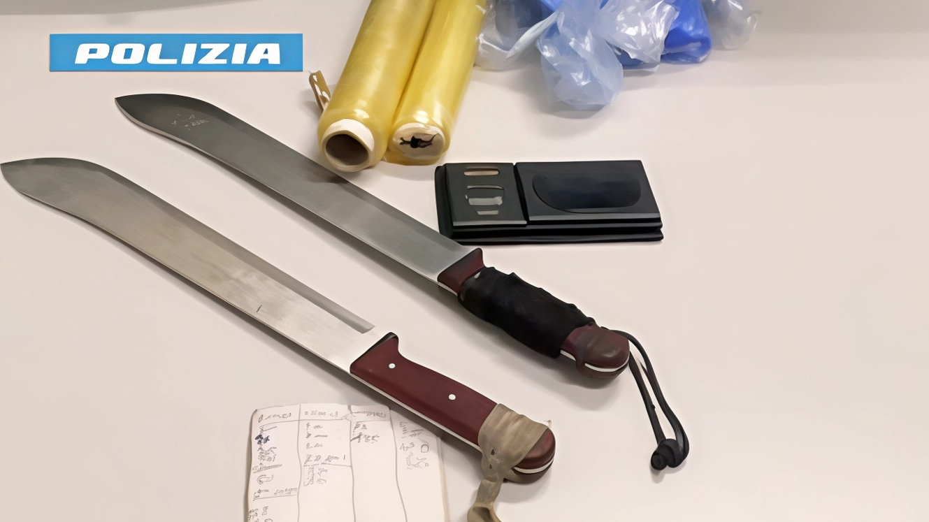 In fuga minaccia i poliziotti con un machete . Un altro raid nei boschi e la violenza dei pusher