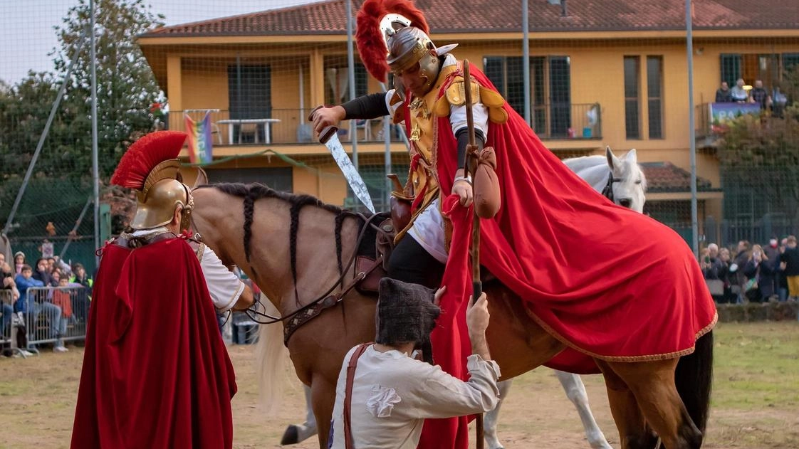 Dai ragazzi dell’oratorio a negozianti e artigiani: oltre cento figuranti portano in scena il gesto del soldato che nel 334 dopo Cristo tagliò il suo mantello per donarlo a un povero.