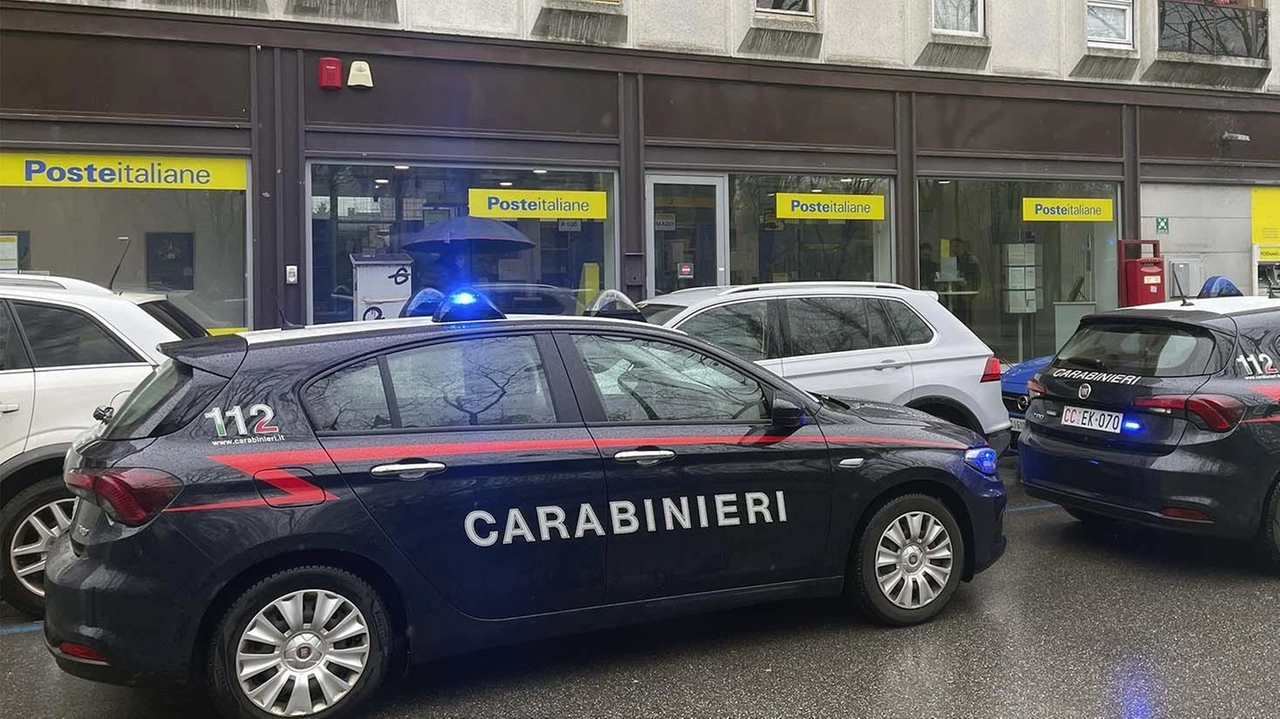 Carabinieri di fronte a una sede delle Poste (Foto d'archivio)