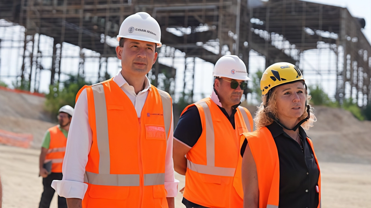 Il sindaco Di Stefano ha effettuato un sopralluogo al cantiere durante la posa dei primi pezzi che andranno a costituire il basamento dell’ospedale