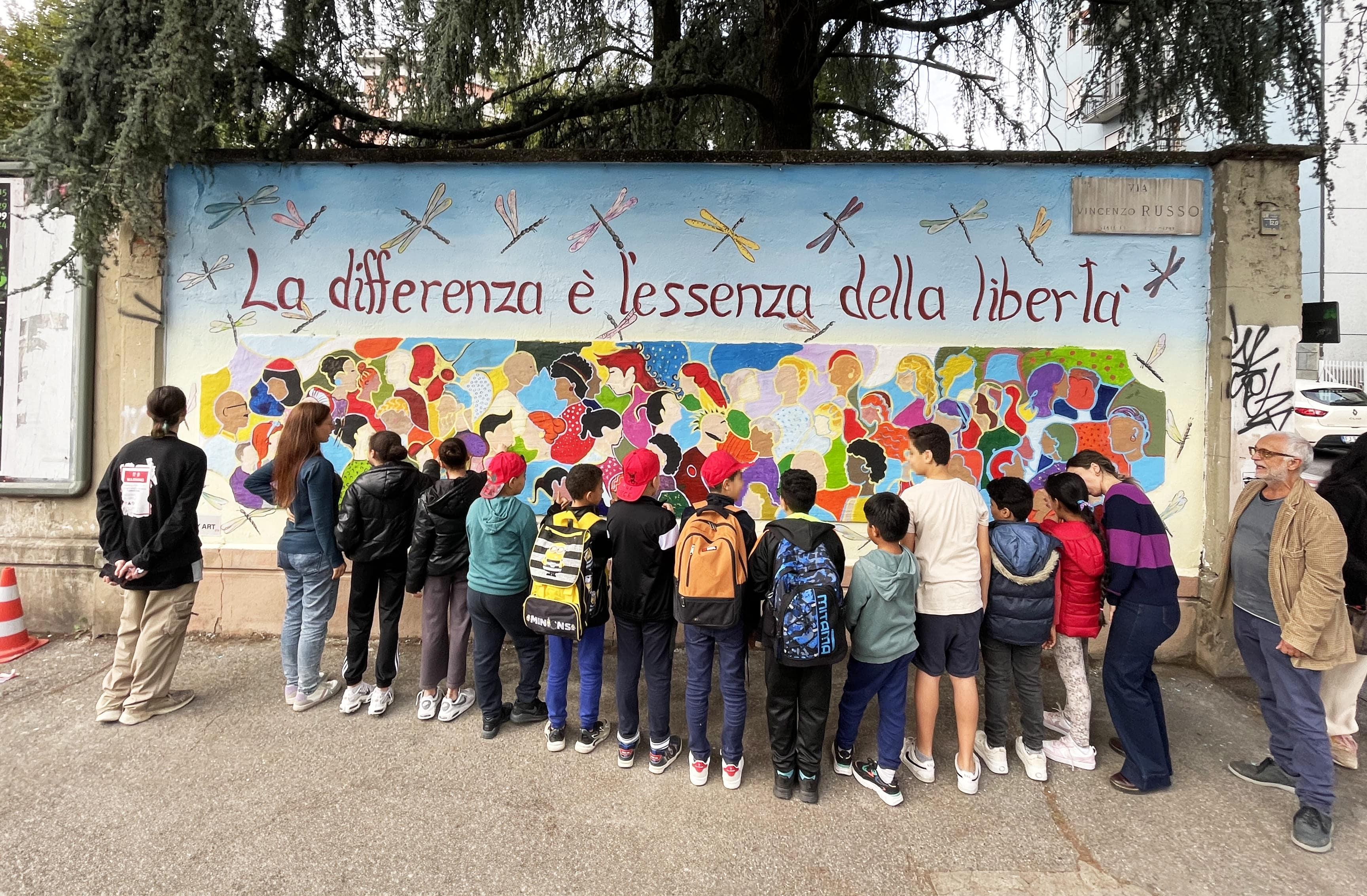 “La differenza è l’essenza della libertà”: inaugurato a Milano il murale dei bambini di Fondazione Libellula