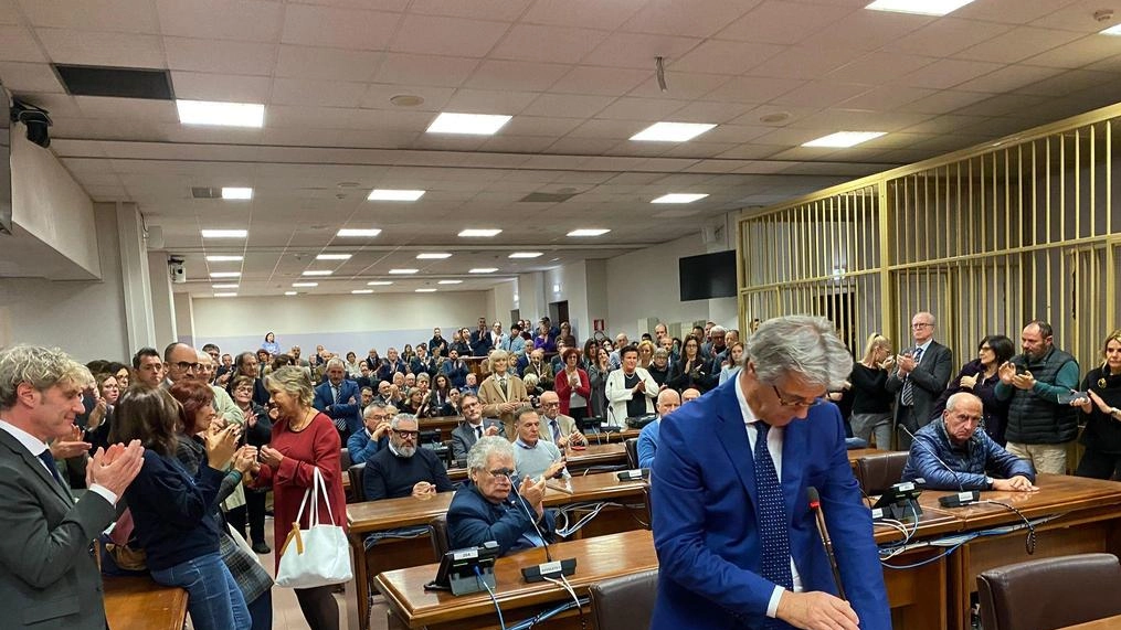 A Como, commovente momento di ricordo per il sostituto procuratore Mariano Fadda, scomparso un anno fa. Emozionanti testimonianze e partecipazione numerosa in aula.