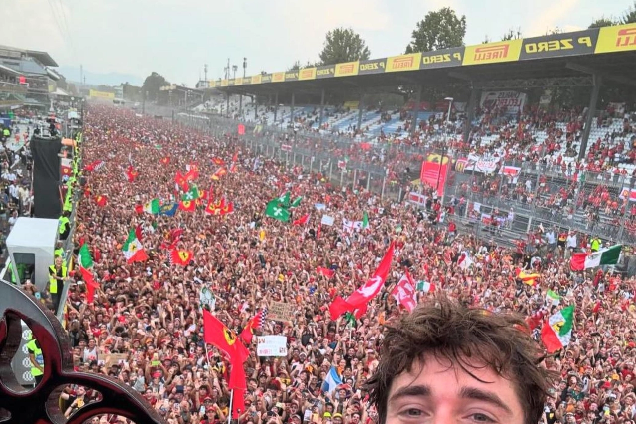 Il selfie con cui Charles Leclerc ha ringraziato i tifosi