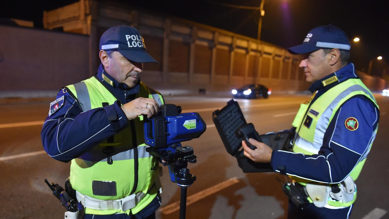 Gli agenti della polizia locale di Legnano impegnati durante. i controlli