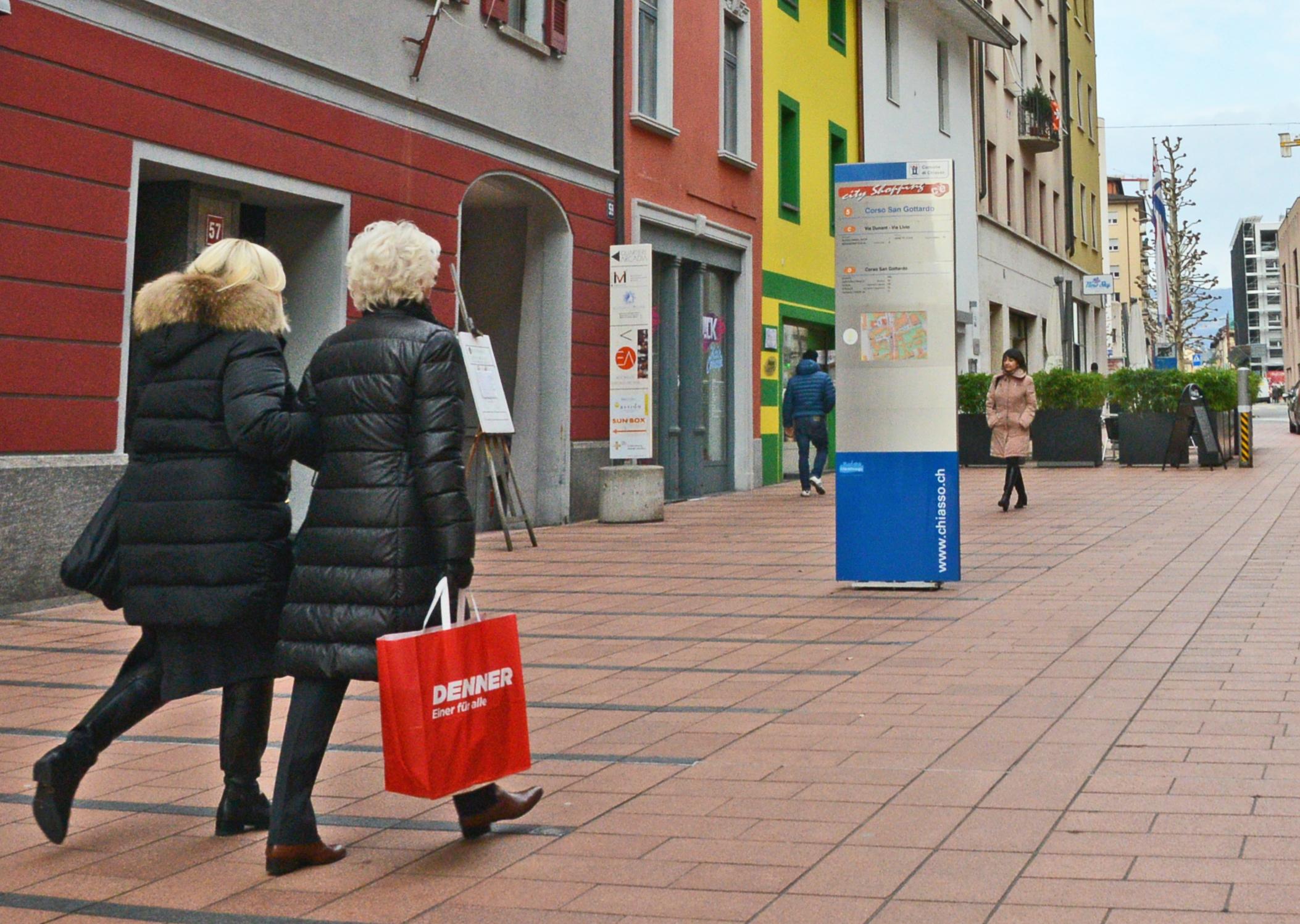 Supersconti in Canton Ticino: gli italiani assaltano gli outlet svizzeri per anticipare i saldi