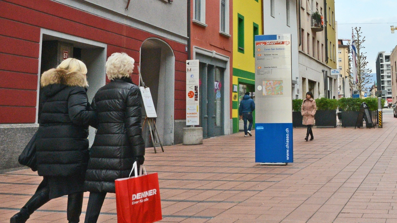 Caccia all’affare durante lo shopping in Canton Ticino In molti non si sono fatti sfuggire l’occasione