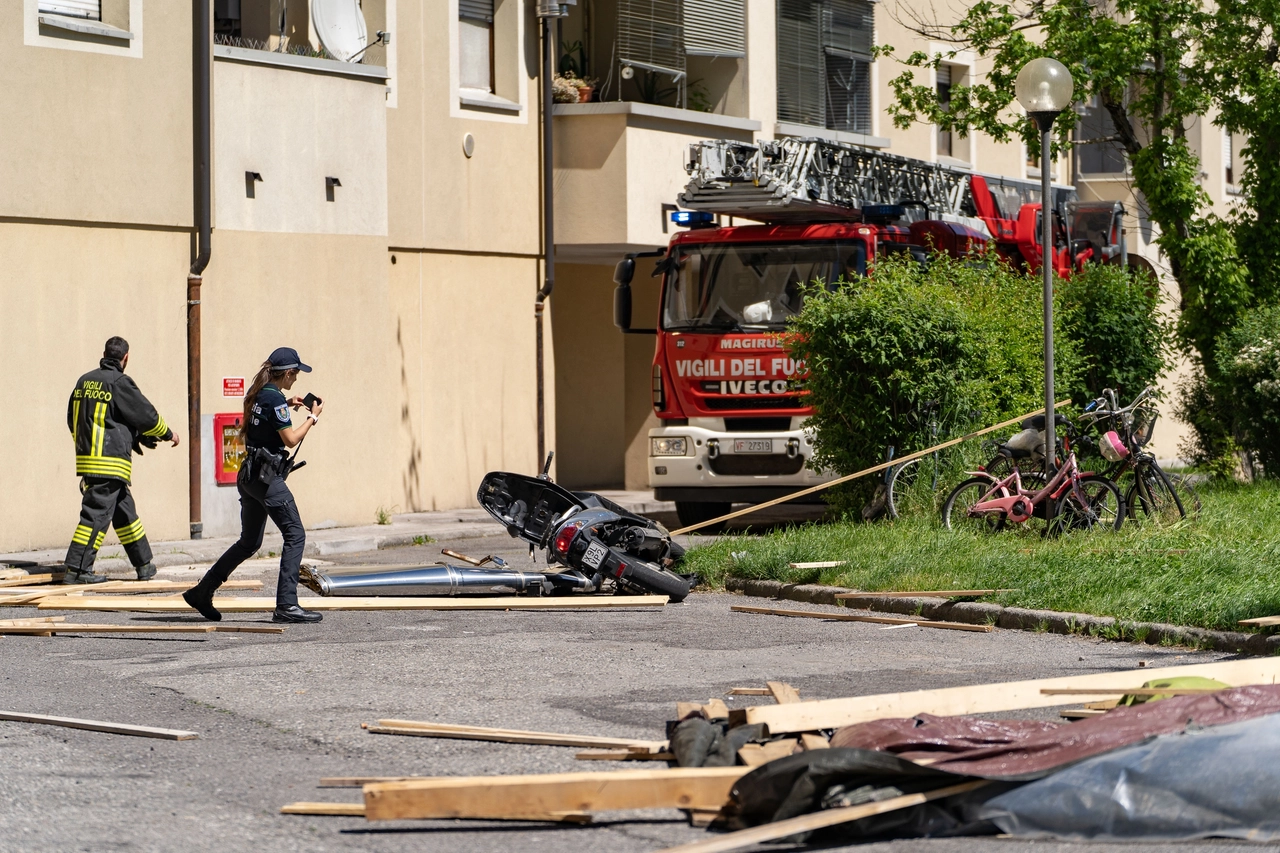 L'intervento dei vigili del fuoco a Cinisello Balsamo per il crollo dell'impalcatura