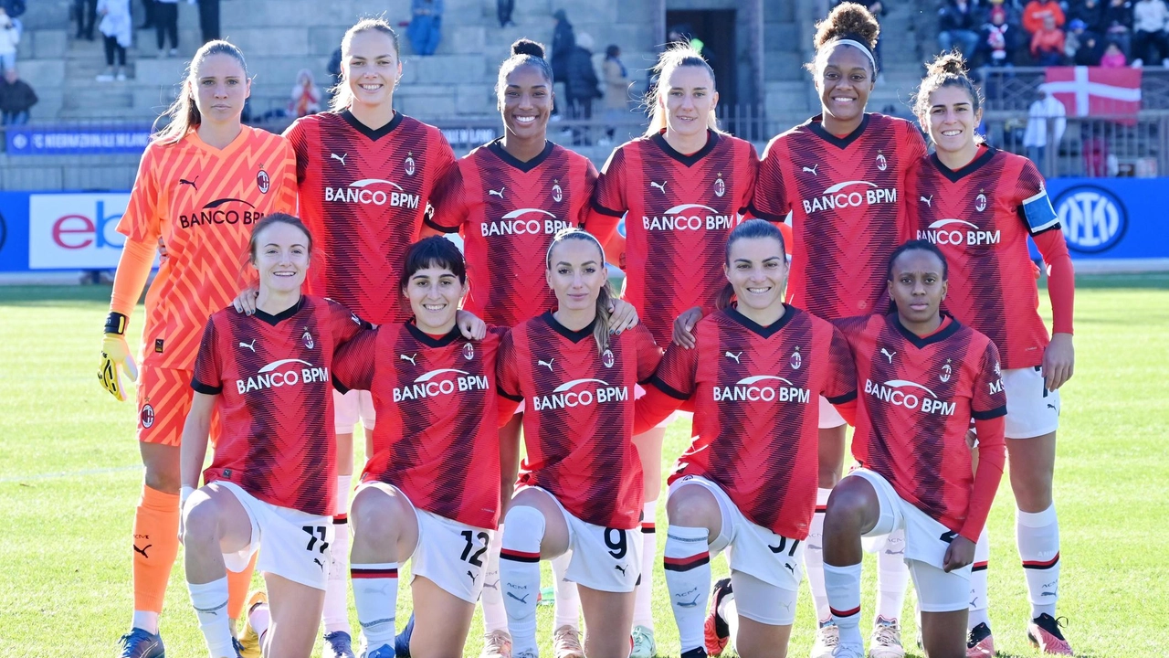 La squadra femminile del Milan schierata per una partita della passata stagione