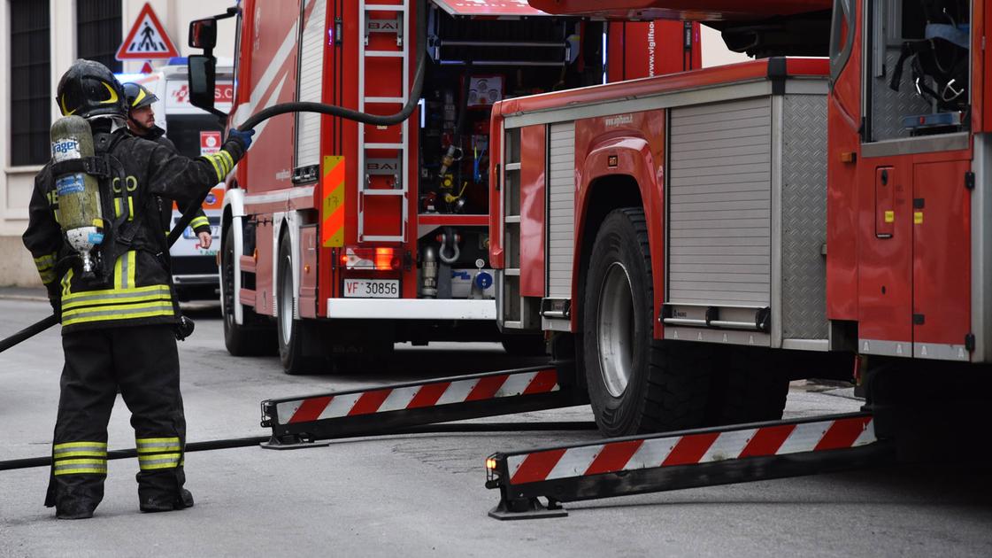 Busto Arsizio, scoppia un incendio nel box: evacuato condominio di nove piani