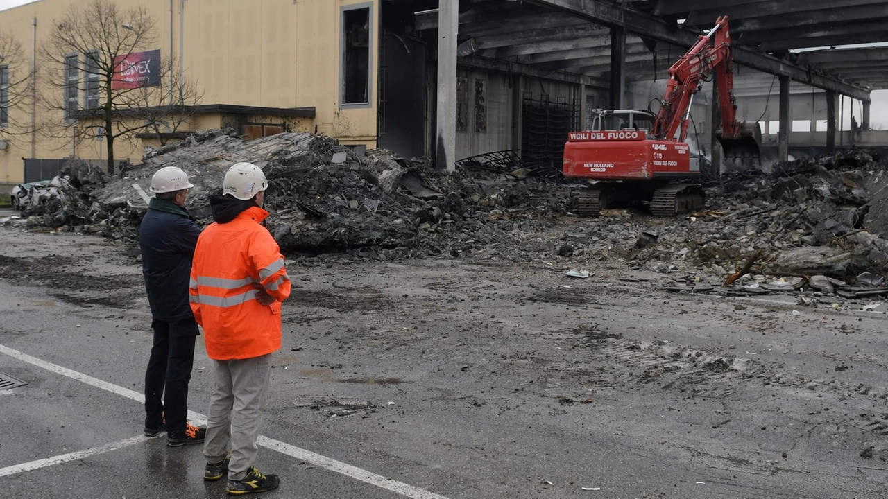 Il maxi incendio di Truccazzano. Ultimi focolai e messa in sicurezza: "Travi a rischio crollo da smontare"