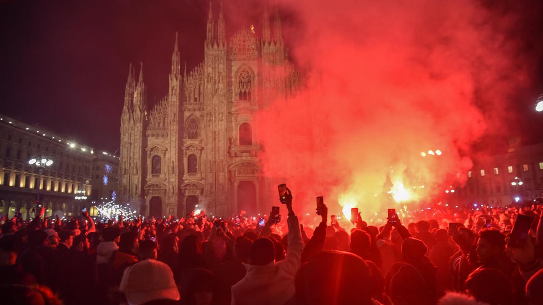 Capodanno in piazza Duomo a Milano, il racconto elle turiste belghe: “Circondate e aggredite”. Ma non ci sono denunce