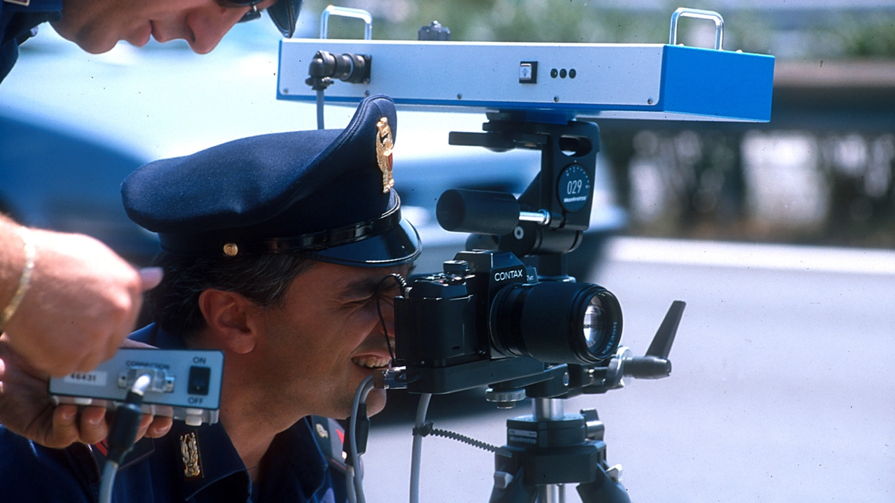 Un controllo della velocità da parte degli agenti della Stradale (Immagine d'archivio)