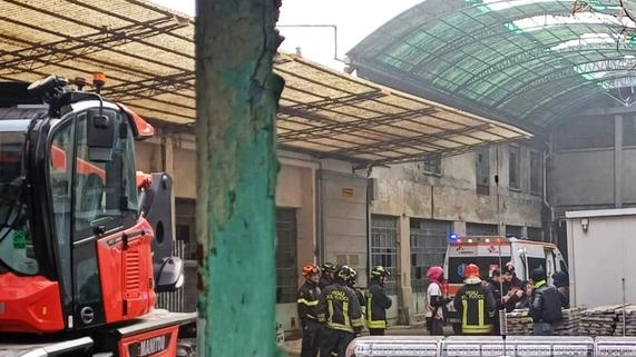 L’area dell’ex Gasfire di via Fiume a Erba dove ieri mattina l’operaio è stato schiacciato