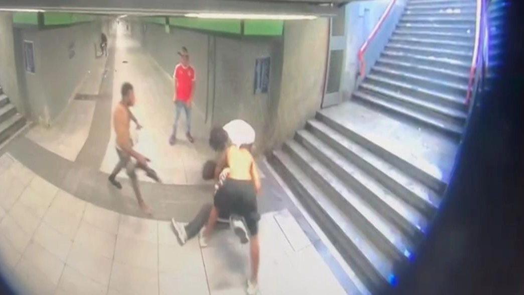 Milano, giovane picchiato e rapinato in Stazione Centrale: la sequenza dell'aggressione