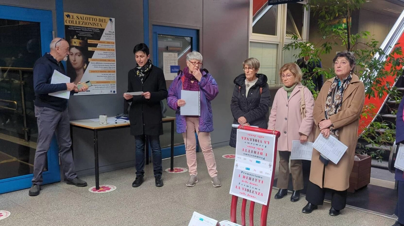 Flash mob di quattro sodalizi. Spunta nell’atrio del Municipio una “Sedia rossa d’inciampo”