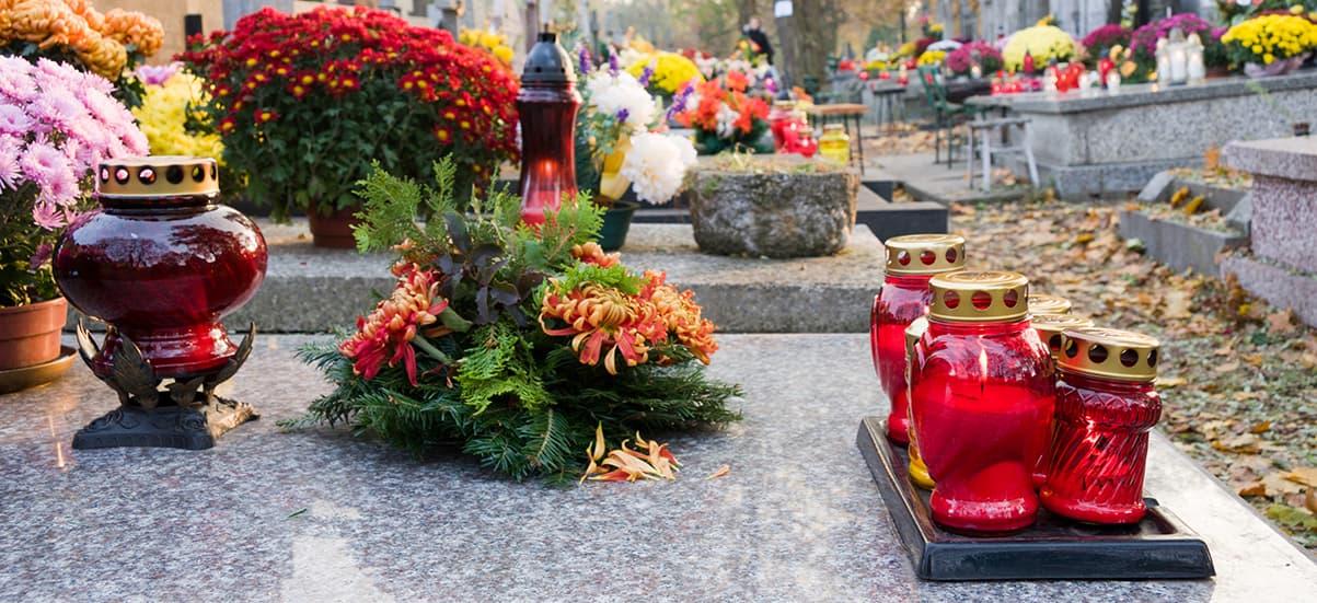 Vandali in azione al cimitero di Rozzano Vecchio: danneggiate le tombe