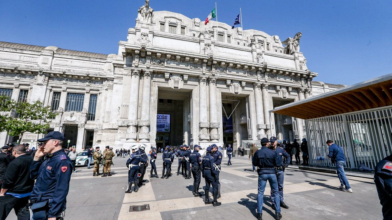 Uno schieramento di polizia di fronte alla stazione Centrale di Milano