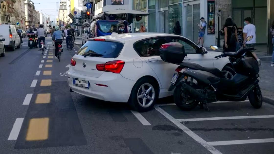 Stop alle soste selvagge a Milano, arrivano i paletti accanto alla Bocconi: “Ok ma ora ci vogliono più parcheggi”