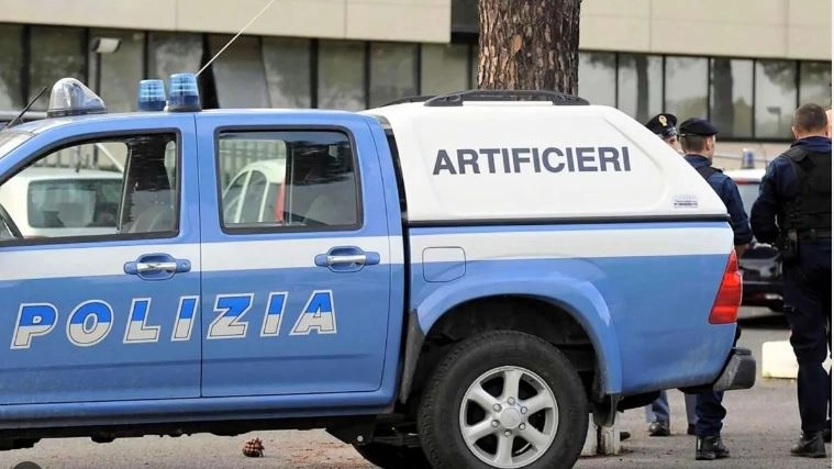 Ad accorgersi dell'ordigno un operatore ecologico dell'azienda che in città si occupa della raccolta dei rifiuti. Intervenuti gli artificieri di Cremona: nessun pericolo