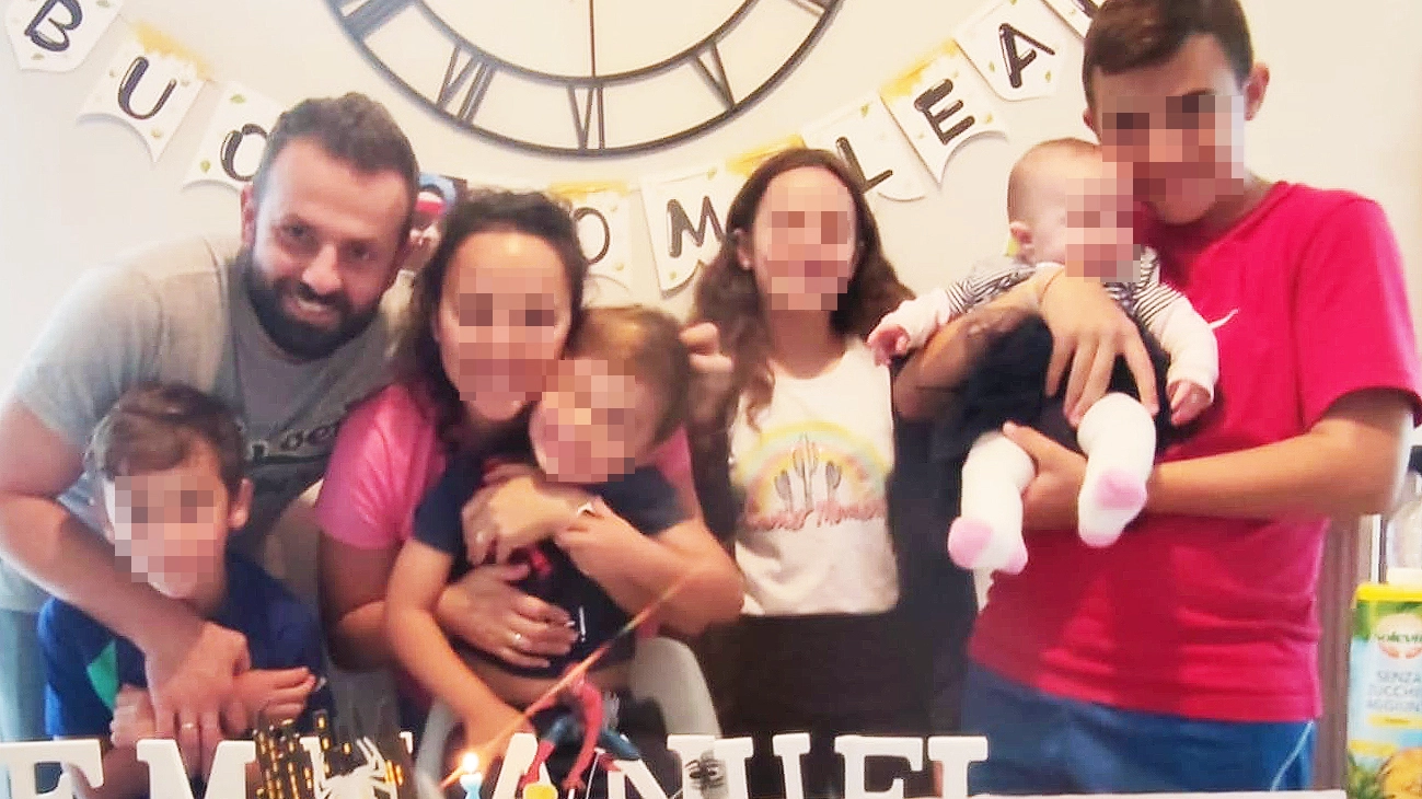 Matteo Ferrecchia con la compagna e i 5 figli