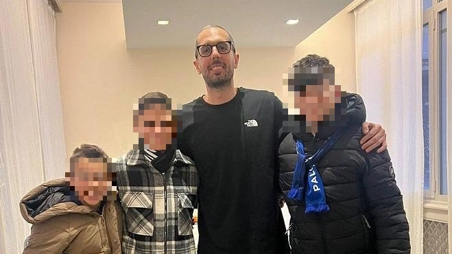 Amedeo Della Valle con tre giovanissimi tifosi invitati a casa