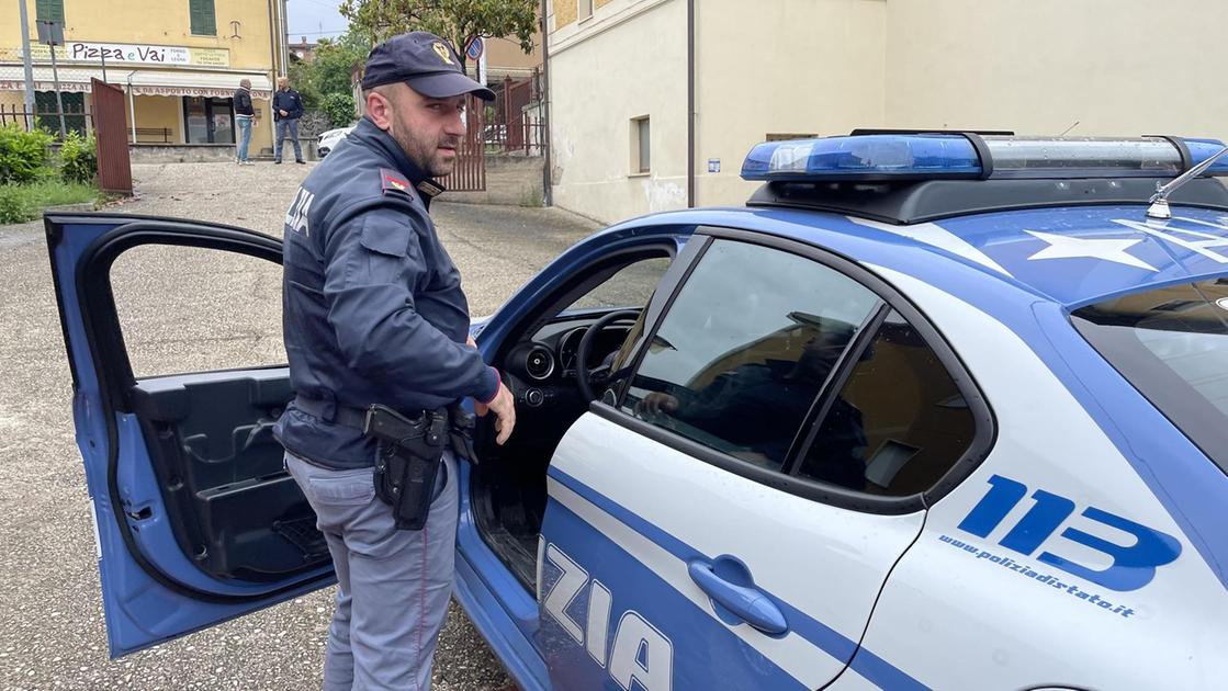 Ruba una tuta in negozio, la infila sotto i vestiti e prova a svignarsela: arrestato