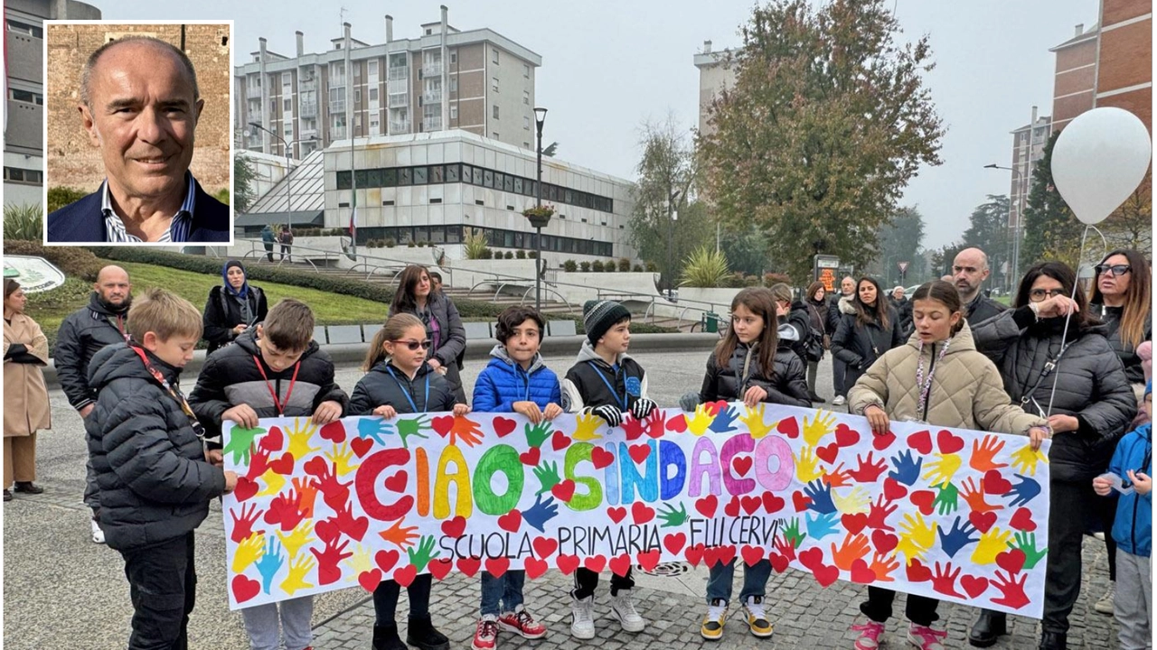 Il tributo dei bambini della scuola Cervi al sindaco Gianni Ferretti (nel riquadro)