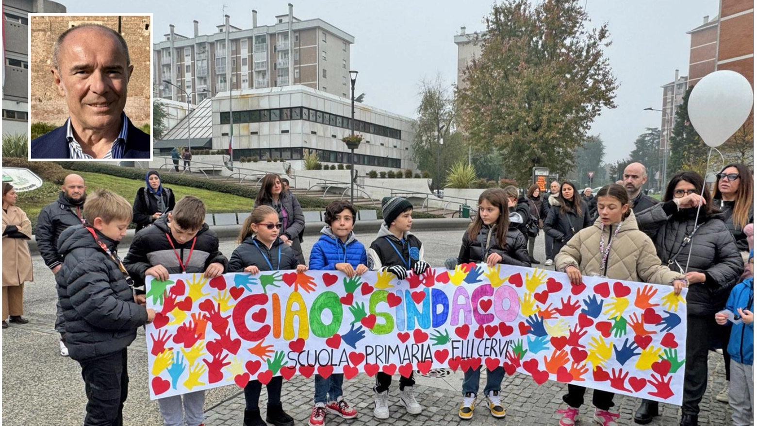 Il tributo dei bambini della scuola Cervi al sindaco Gianni Ferretti (nel riquadro)